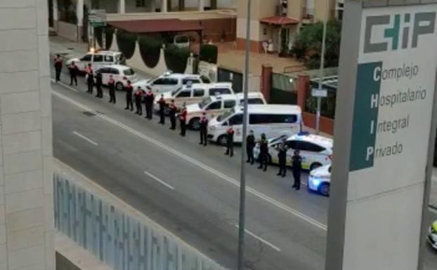 Vídeo | Emotivo homenaje de la Policía Local al alcalde de Málaga ante el hospital donde permanece ingresado